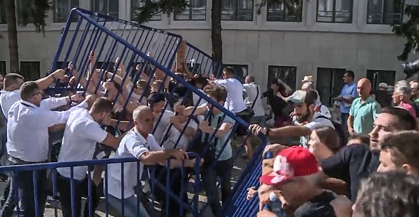 VIDEO Prosvjednici i osiguranje potukli se ispred Skupštine u Novom Sadu