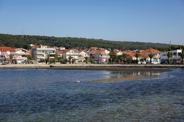 Pijan došao u dvorište u kojem su bili turisti, vikao na njih, pokazao im stražnjicu