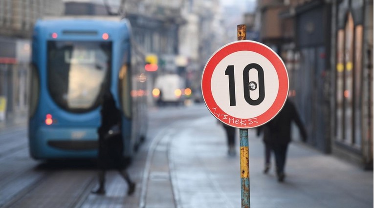 Tramvaj naletio na pješaka u Zagrebu