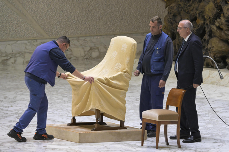 Za najmanju državu svijeta rade tisuće ljudi. Nisu sretni