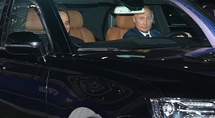 FOTO Ovo je Putinova luksuzna limuzina. Kreće šira proizvodnja, evo detalja