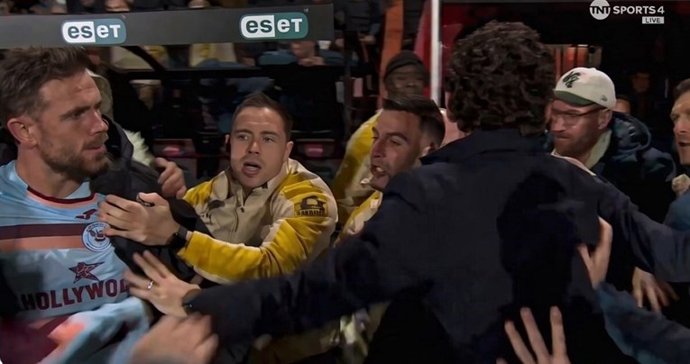 VIDEO Desetorica sprječavali legendu Premier lige u napadu na suparničku klupu