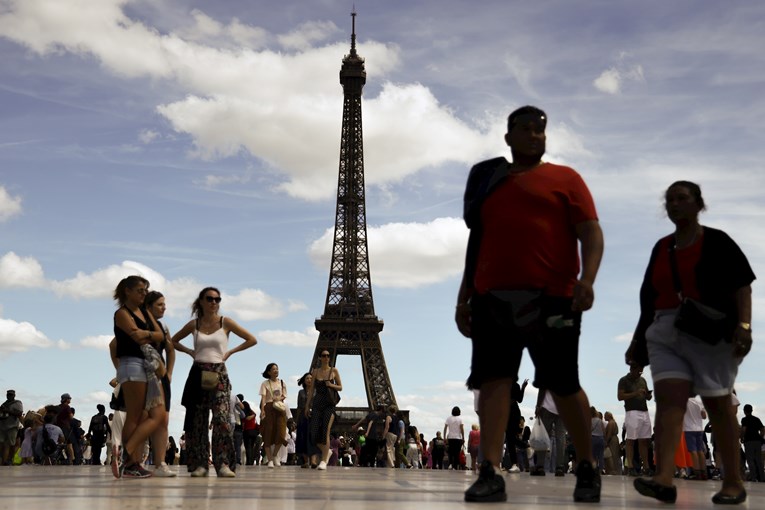 Policija prekinula romantiku: Dva pijana Amerikanca provela noć na Eiffelovom tornju