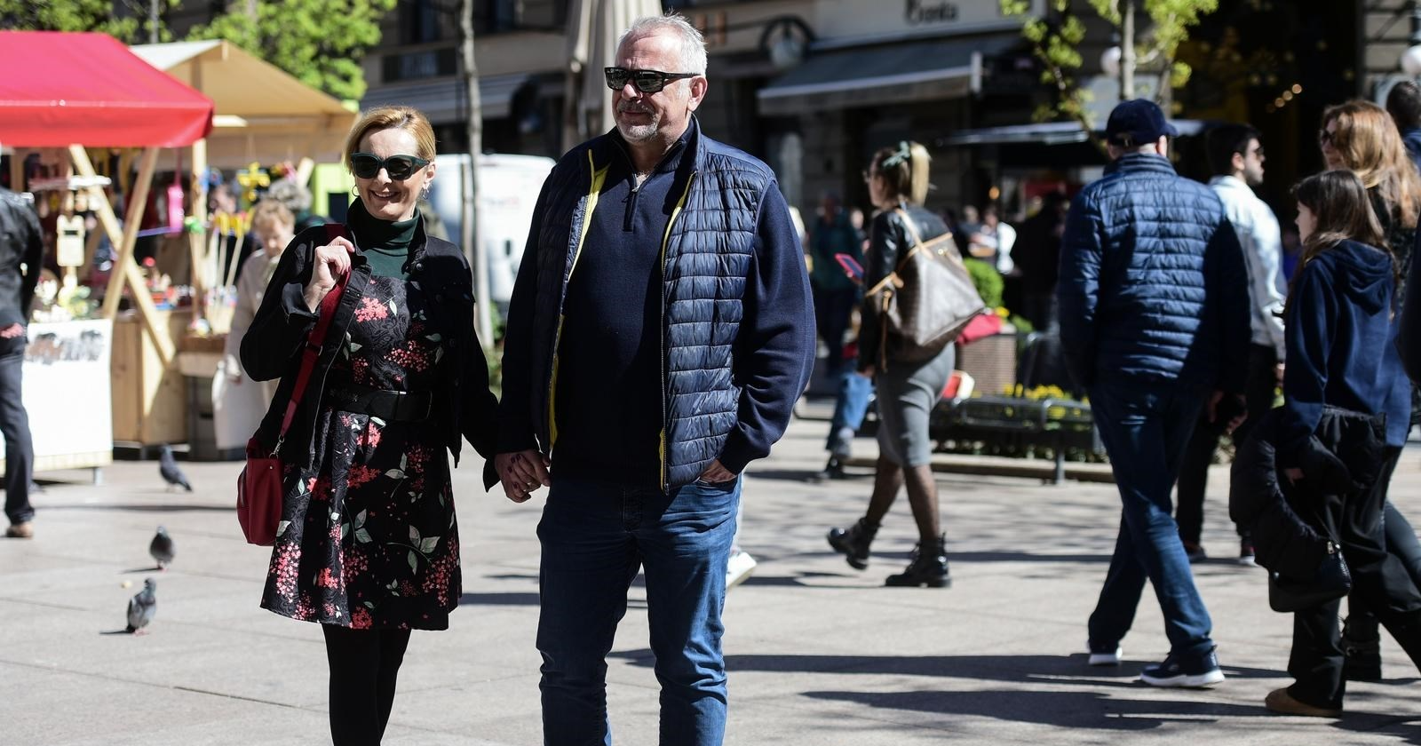 Šprajc prošetao špicom sa suprugom Lidijom, držali su se za ruke