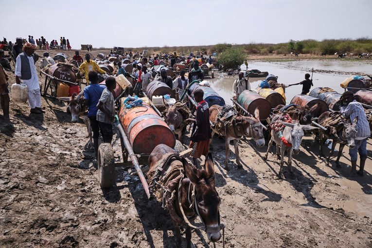 Južni Sudan je na rubu novog građanskog rata. "Vatra je došla s neba i spalila ih"