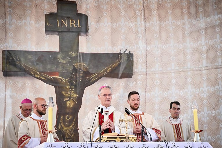 Zagrebačka nadbiskupija: Medicinske sestre odbijanjem pobačaja pokazuju brigu o ženama