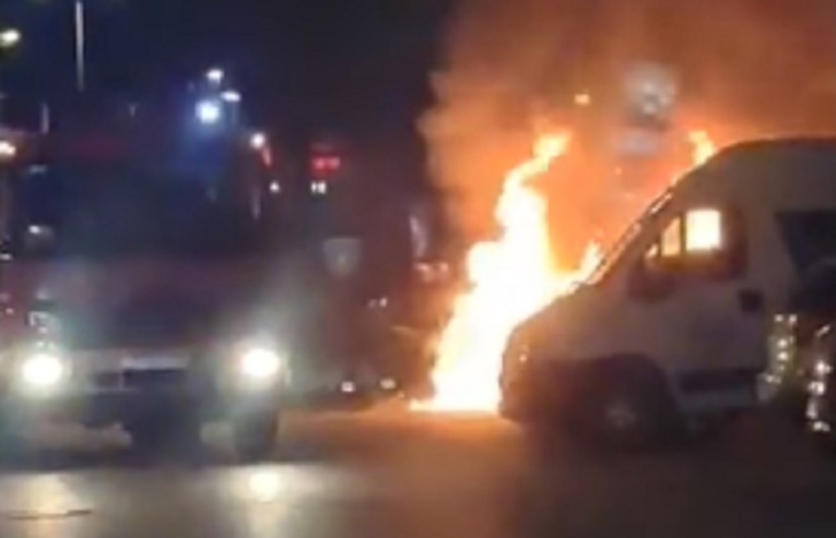 U Zagrebu izgorio luksuzni Mercedes, objavljena je snimka