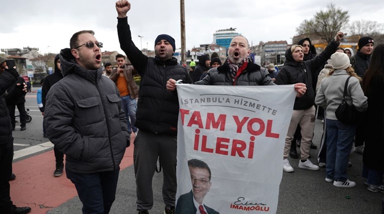 Pritvoren Erdoganov politički protivnik. Turska lira odmah pala rekordno nisko