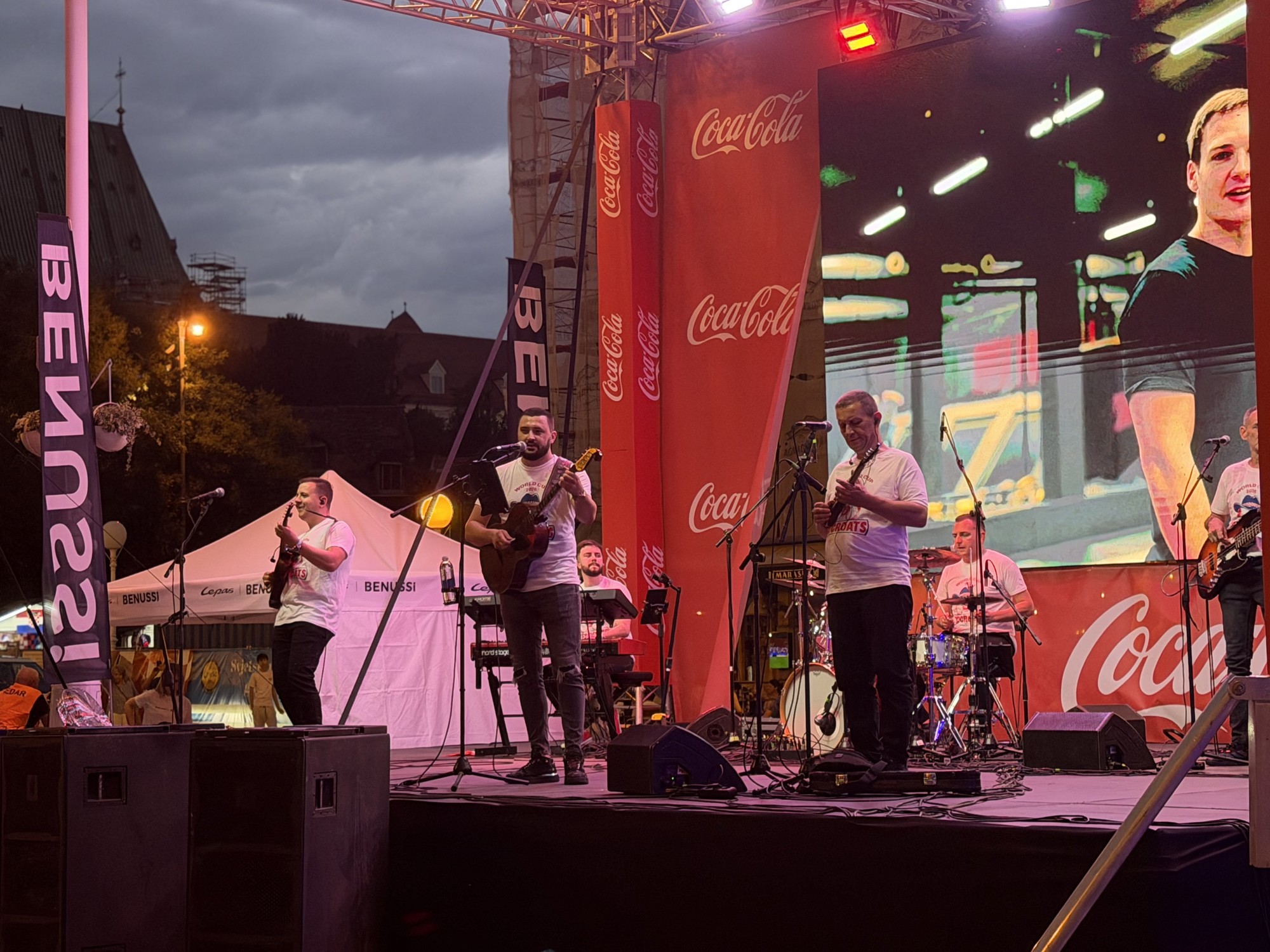VIDEO Navijače na Trgu prije utakmice zabavlja Slavonia band