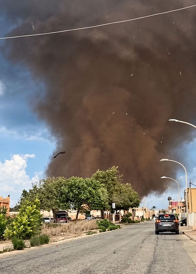 Tornado pogodio zapad Sicilije. Dvoje ozlijeđenih, prevrnuti auti, oštećene zgrade...