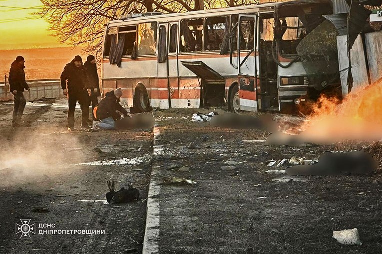 Ruski dron pogodio autobus u Ukrajini, ubijeno 15 ljudi