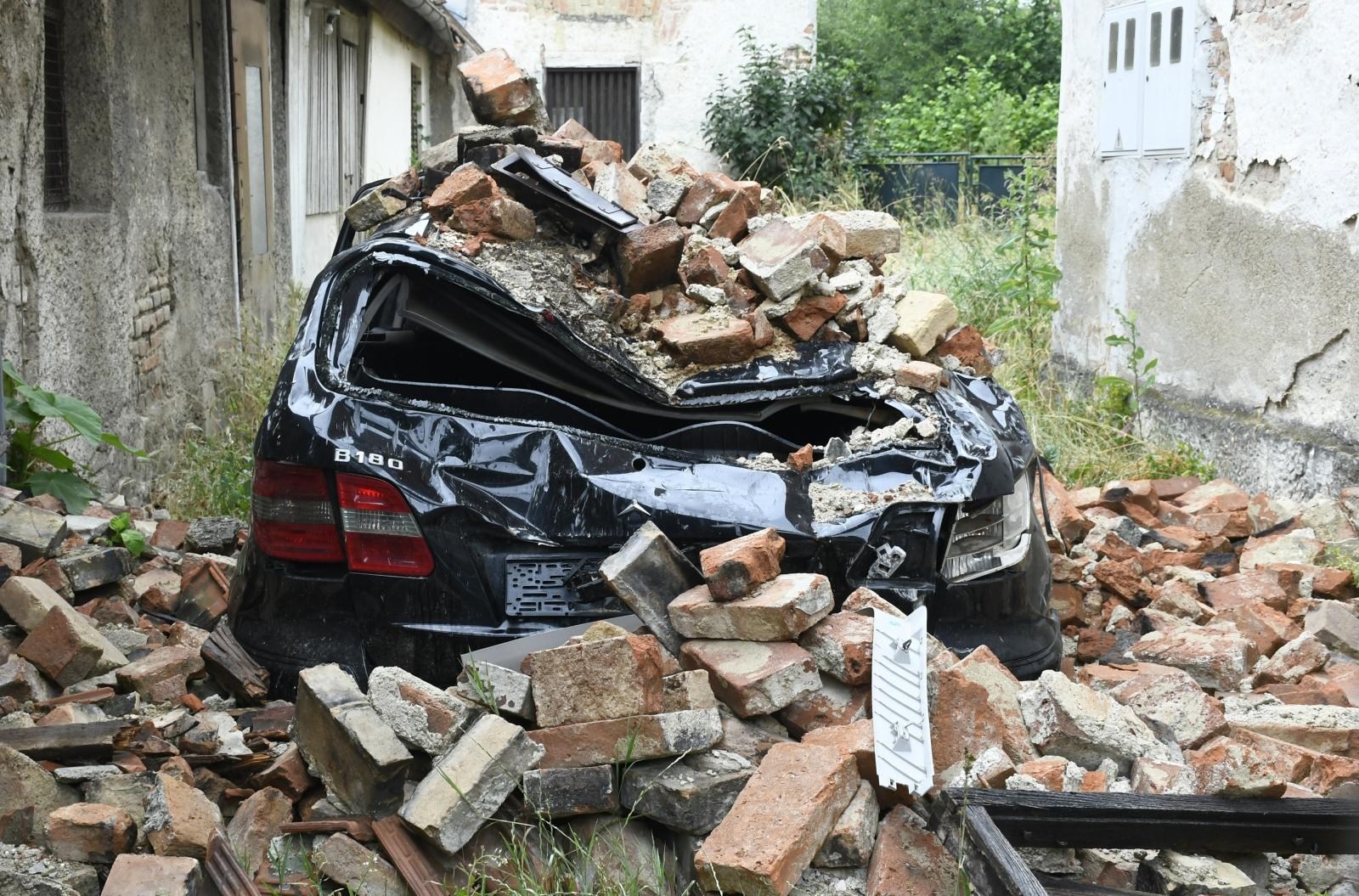 FOTO Ovo je automobil zatrpan u potresu u Petrinji. Ovako stoji i dan danas
