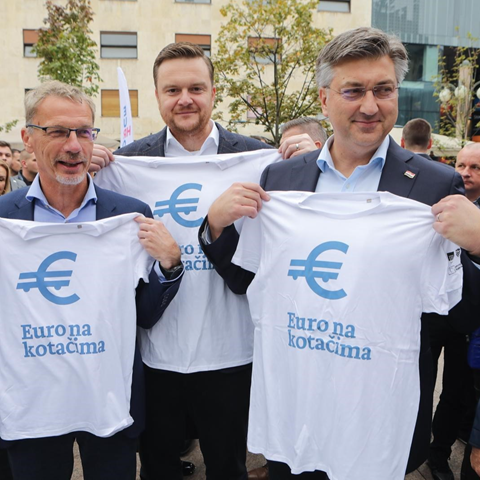 Kampanja od 24 milijuna kuna: Plenković u Zagrebu pozira s majicom "Euro na  kotačima" - Index.hr