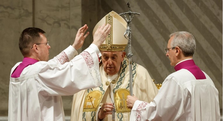 Papa će predvoditi uskrsnu misu, zbog zdravlja nije bio na križnom putu