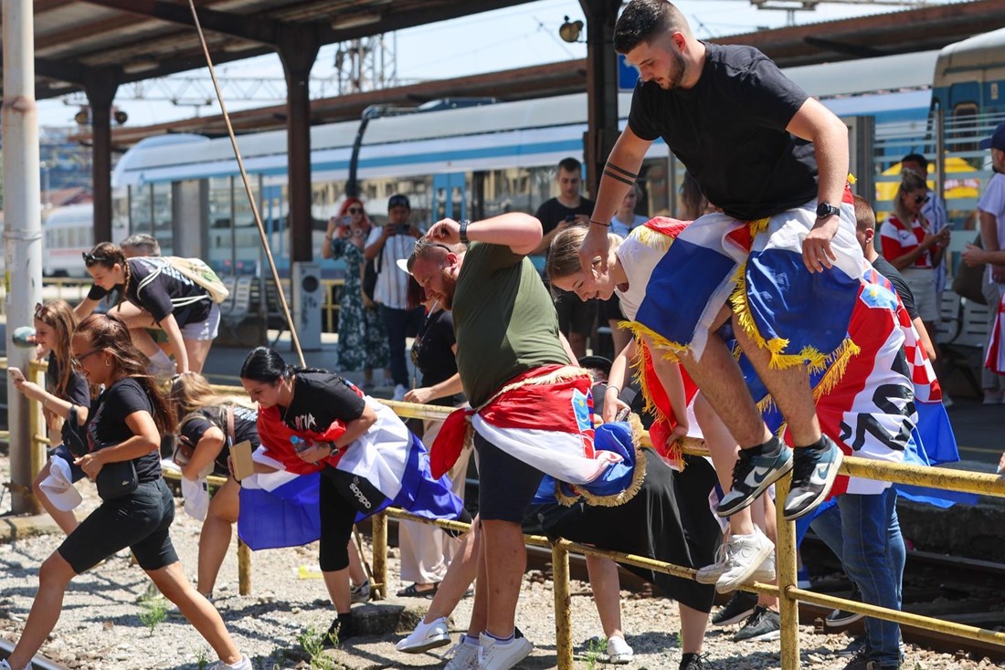 Thompsonovi fanovi preskakali ogradu na Glavnom kolodvoru kad su izašli iz vlaka