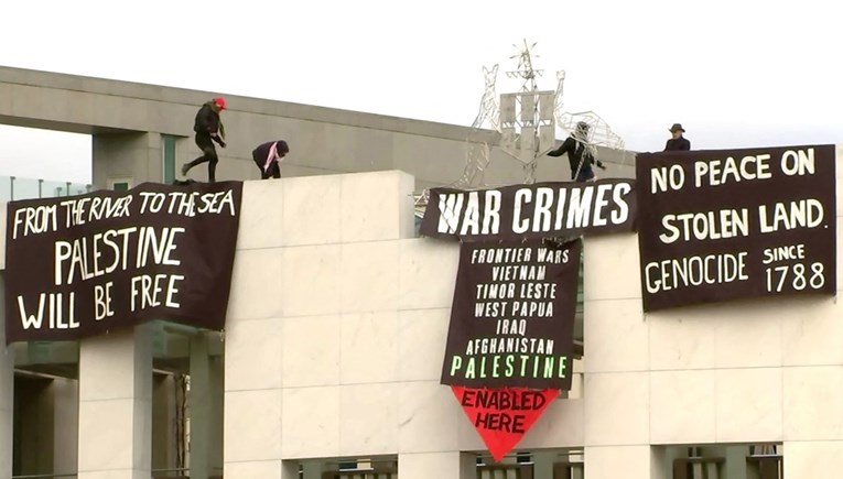 VIDEO Propalestinski prosvjednici popeli se na krov australskog parlamenta