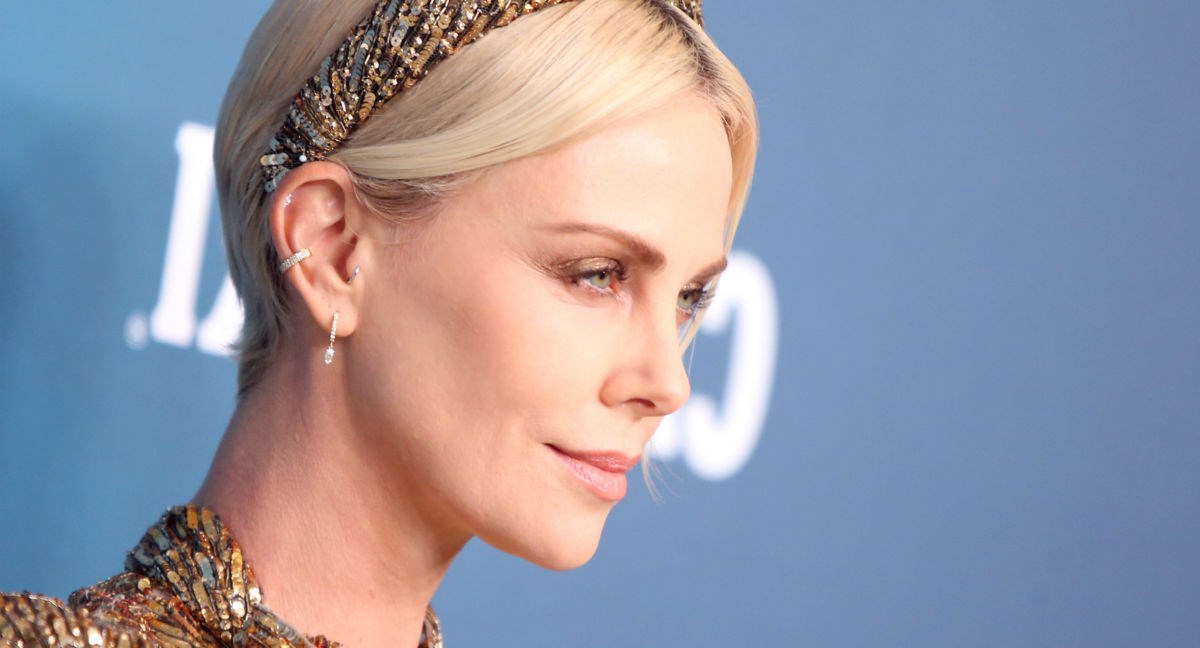 Charlize Theron izgleda božanstveno u zlatnom od glave do pete