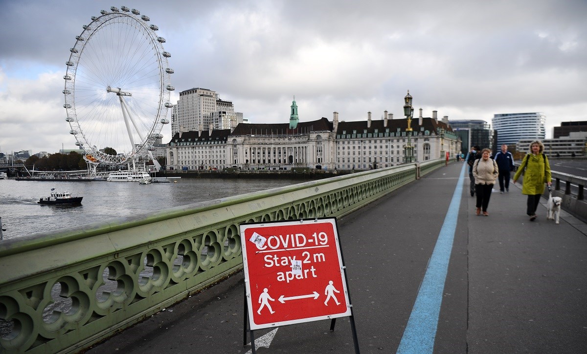 Britanska vlada bi uskoro trebala objaviti promjenu pravila o samoizolaciji