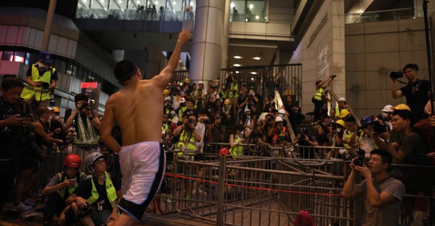 Hongkonški prosvjednik bacao jaja na policiju, dobio skoro dvije godine zatvora