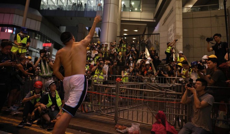 Hongkonški prosvjednik koji je bacao jaja na policiju dobio 21 mjesec zatvora