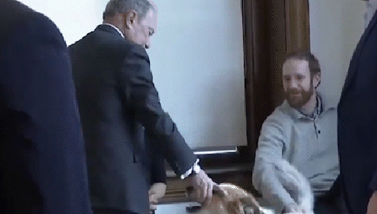 Predsjedničkog kandidata napali zbog ponašanja prema psu, vlasnici pasa ga brane