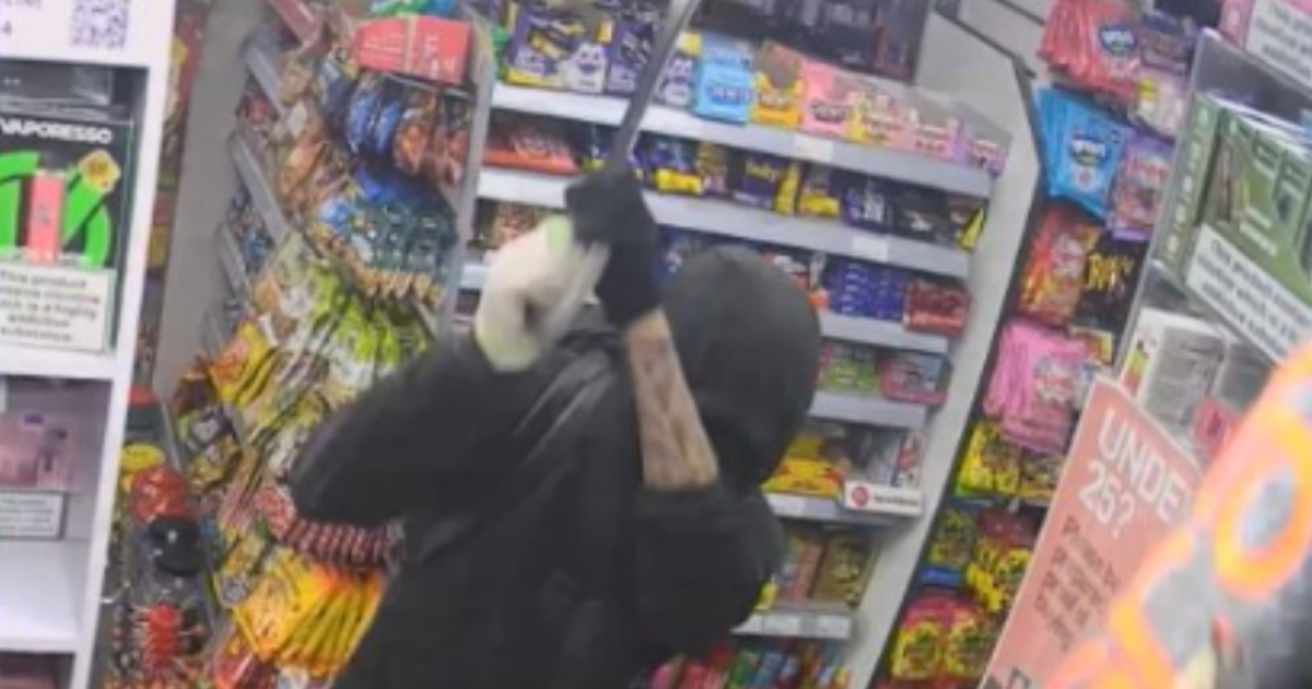 VIDEO U Britaniji prijetio mačetom u trgovini. Na kraju pobjegao s bocom votke
