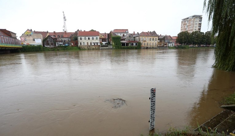 Kupa u Karlovcu raste iznad očekivanja, poplavilo par kuća u Brodarcima