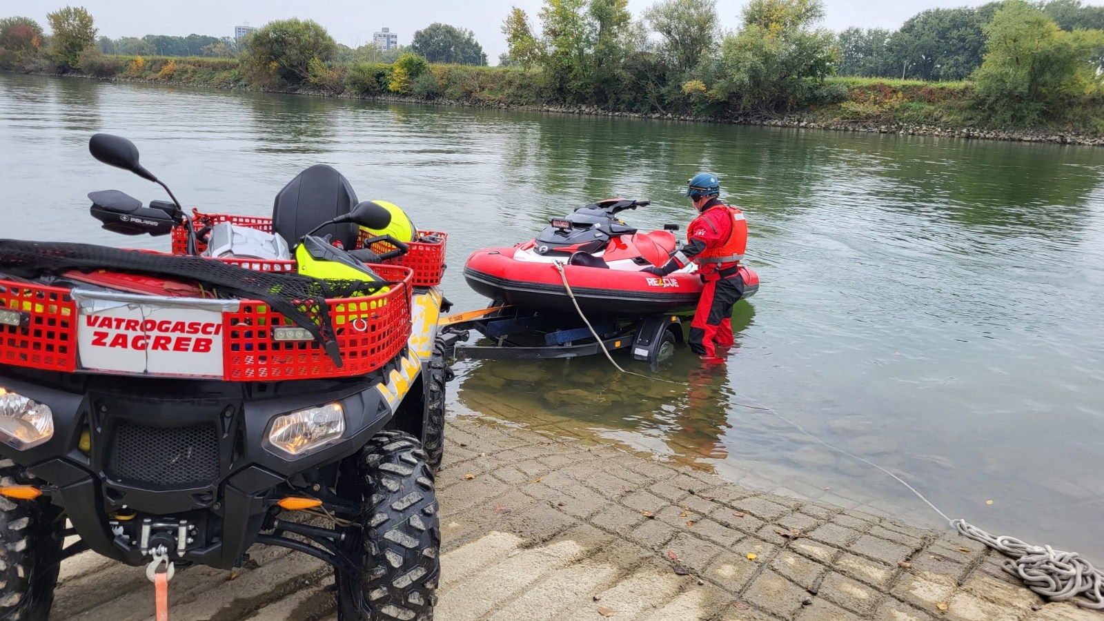 FOTO Uzbuna zbog čovjeka u Savi u Zagrebu. Policija: Sam je izašao, pokupila ga Hitna