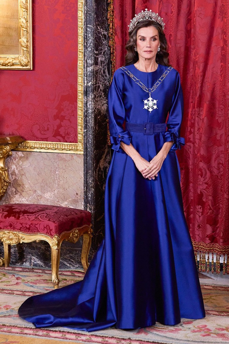 Kraljica Letizia zablistala u plavoj haljini i povijesnoj tijari