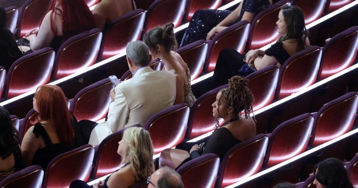 Glumac snimljen kako gleda u mobitel na Oscarima, razlog je nasmijao mnoge