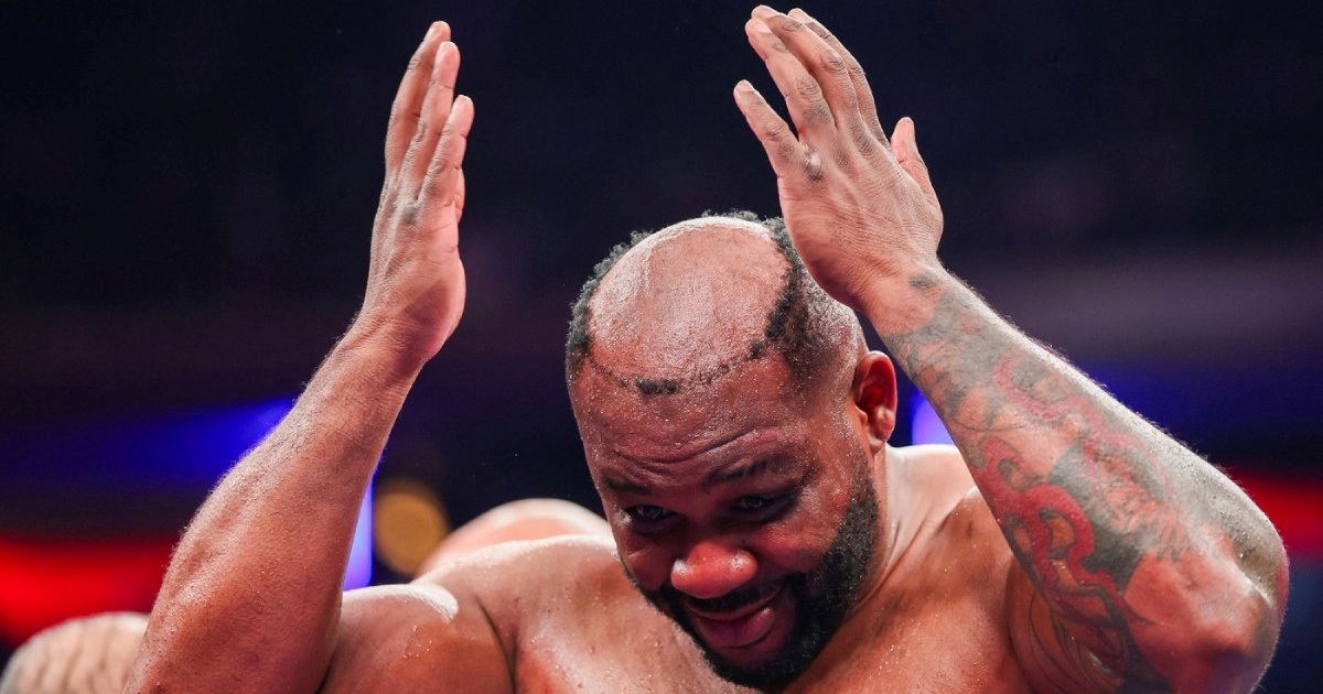 Boksaču usred borbe otpao tupe. Ima suludo objašnjenje zašto ga je nosio