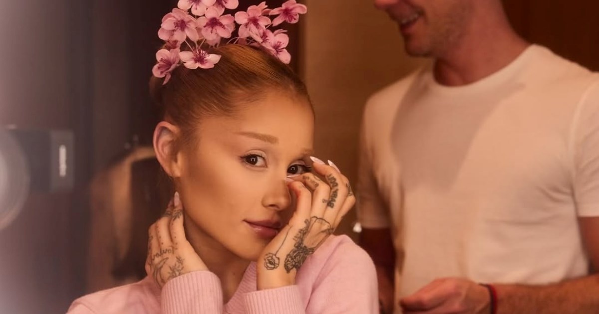Ariana Grande u najromantičnijem izdanju - cvjetni ukras u kosi krade pažnju