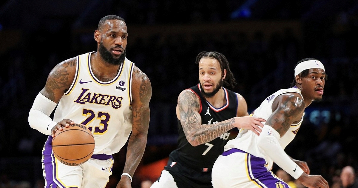 LeBron se sjurio među trojicu. Sekundu kasnije igrači su se počeli hvatati za glavu