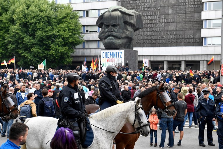Ljevičari i desničari marširali njemačkim gradom, razdvajala ih hrpa policije