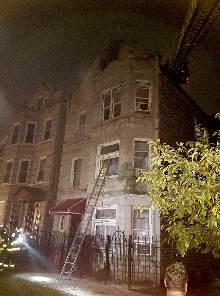 Dvoje odraslih i šestero djece poginuli u požaru kuće u Chicagu