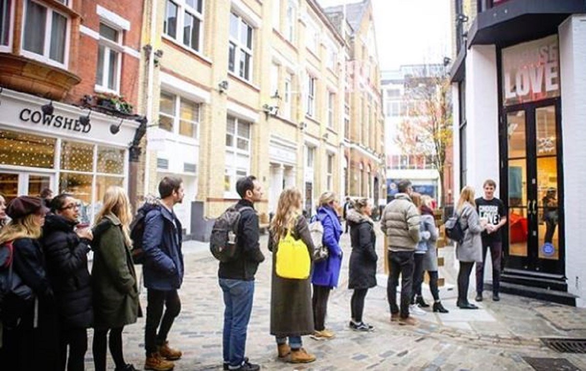 Divan prizor: Red ispred dućana u kojem se kupuju pokloni izbjeglicama