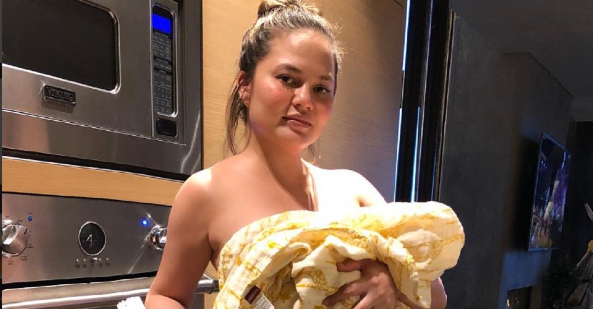 Chrissy Teigen šokirala realnim statusom o pucanju prilikom poroda