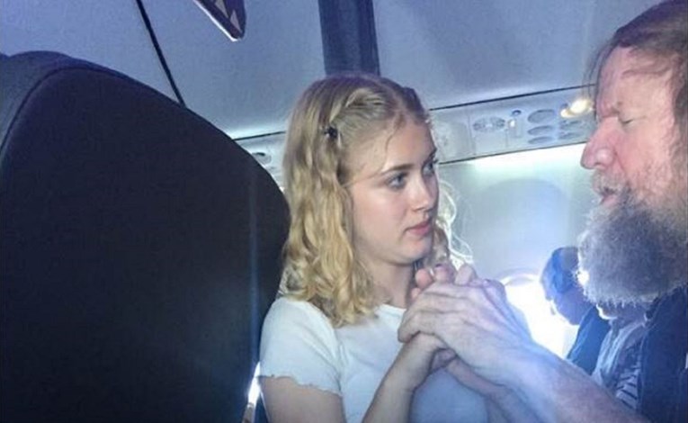 Ljudi se dive tinejdžerici zbog onog što je napravila za gluhoslijepog putnika u avionu