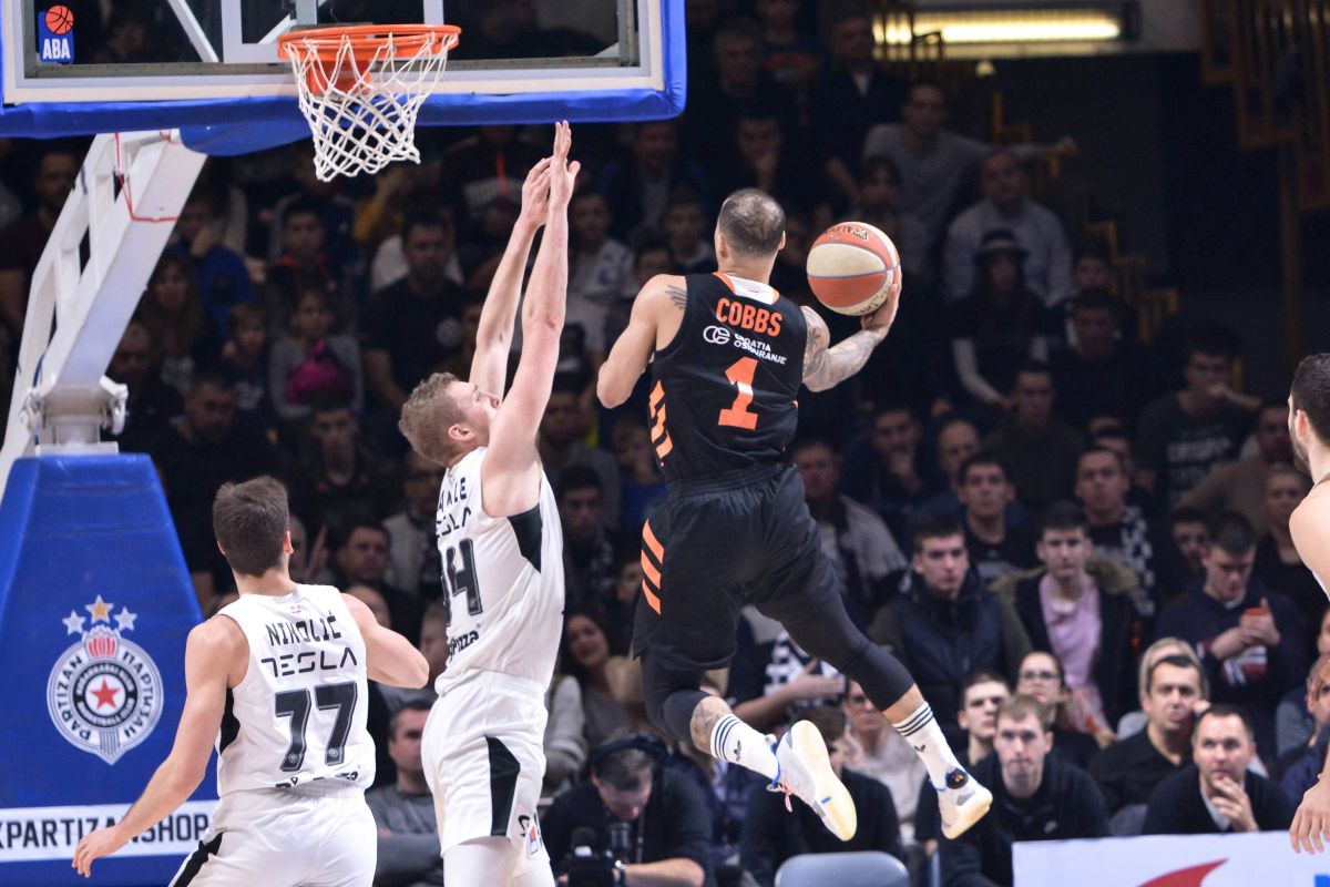 Cedevita pobijedila Partizan u Beogradu: Navijači gađali suce i klupu Zagrepčana
