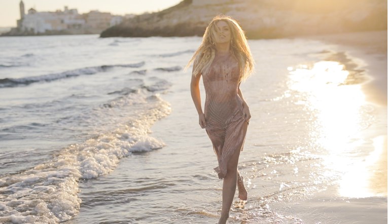 VIDEO Zgodna pjevačica Colonije snimila vruće kadrove na plaži u Španjolskoj