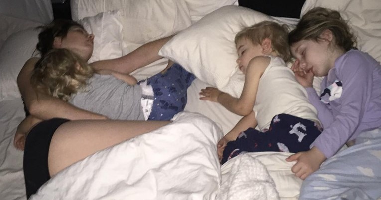 Mama troje djece otkrila zbog čega još uvijek cijela obitelj dijeli isti krevet