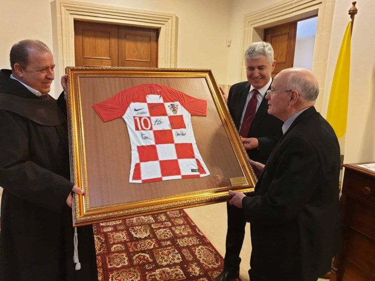 Šef HDZ-a BiH papinom izaslaniku poklonio dres hrvatske reprezentacije
