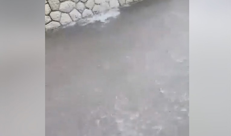 Kiša potopila Crikvenicu, vodene bujice slijevale se ulicama. Pogledajte snimku