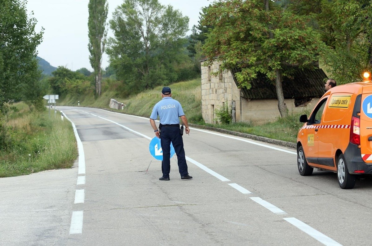 Vojno vozilo sudjelovalo u teškoj nesreći kod Čavoglava, jedna osoba kritično