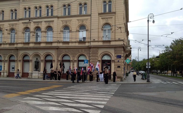 FOTO Desničari u crnom paradiraju Zagrebom i mašu zastavama