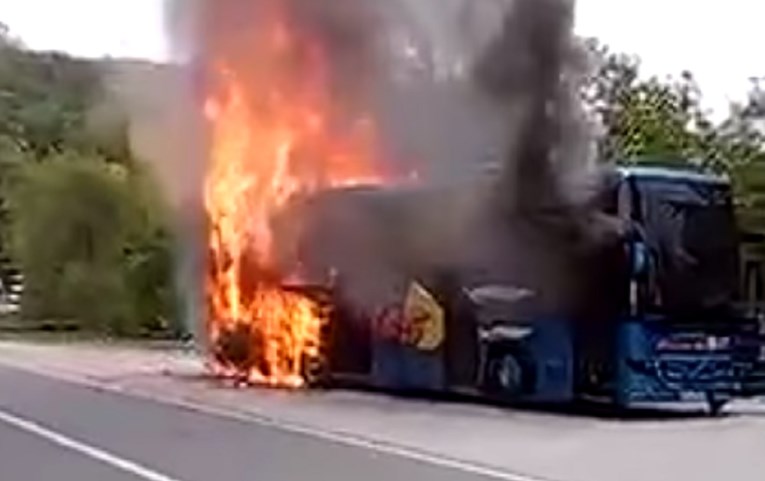 Zapalio se autobus Croatia Busa kod Zadra