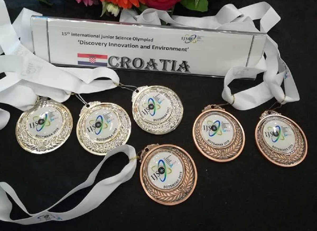 Šestero učenika s Međunarodne prirodoslovne olimpijade donosi šest medalja