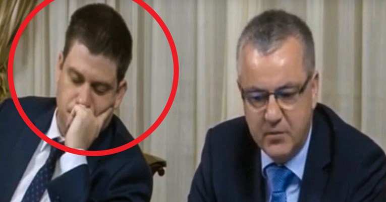 Ministar Butković je doslovce zaspao na sjednici vlade, pogledajte snimku