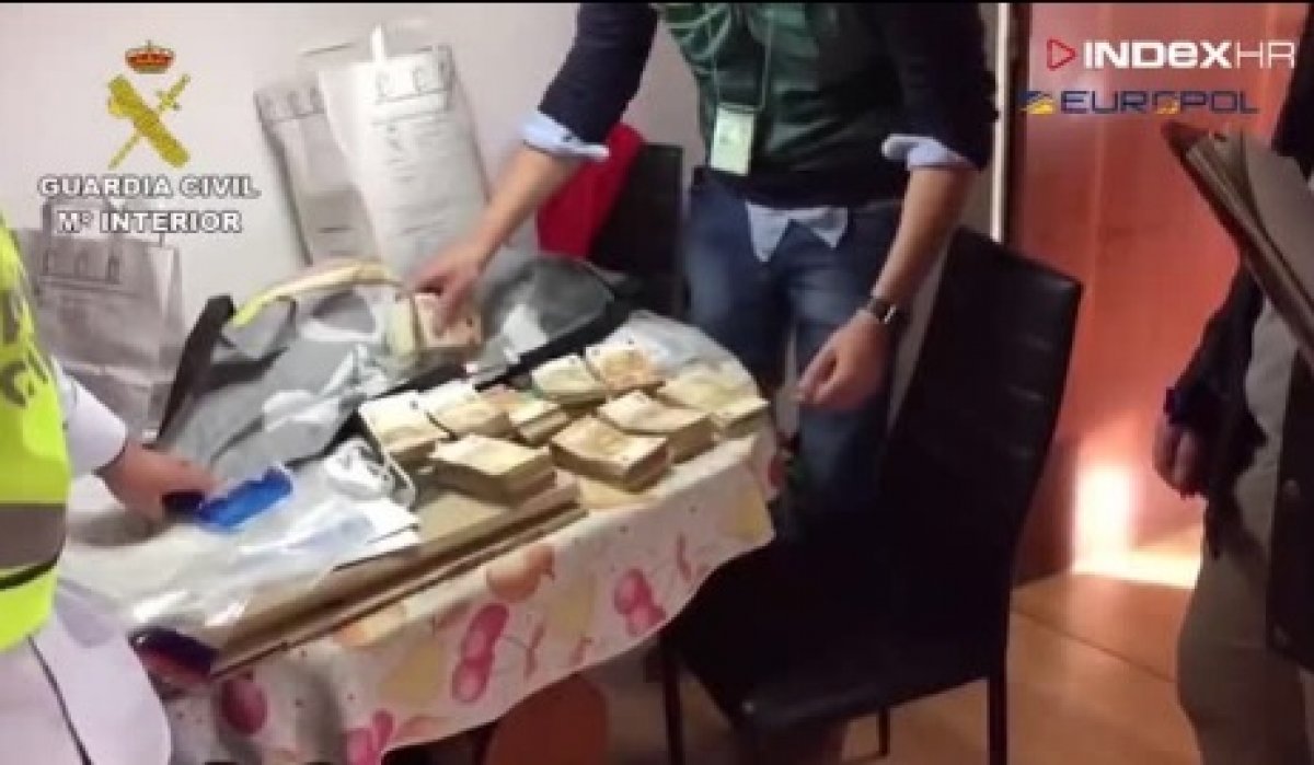 Policija upala u stanove osumnjičenih za namještanje, pronašla sačmaricu i novac