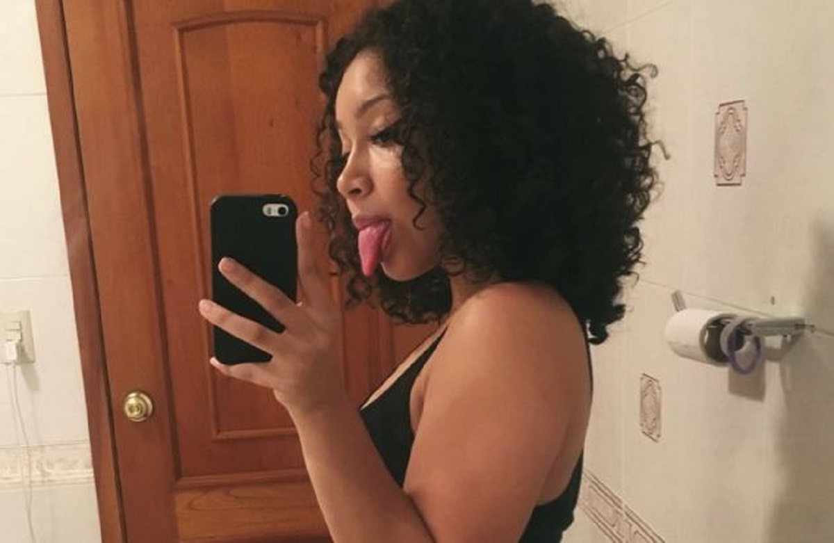 Snimila seksi selfie, a ljudi pričaju o detaljima iz kupaonice, vidite li što je čudno na fotki?